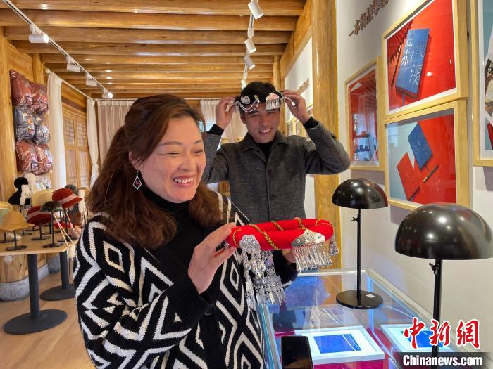 資料圖：鐘麗眉展示文創(chuàng)產(chǎn)品?！×执阂?攝
